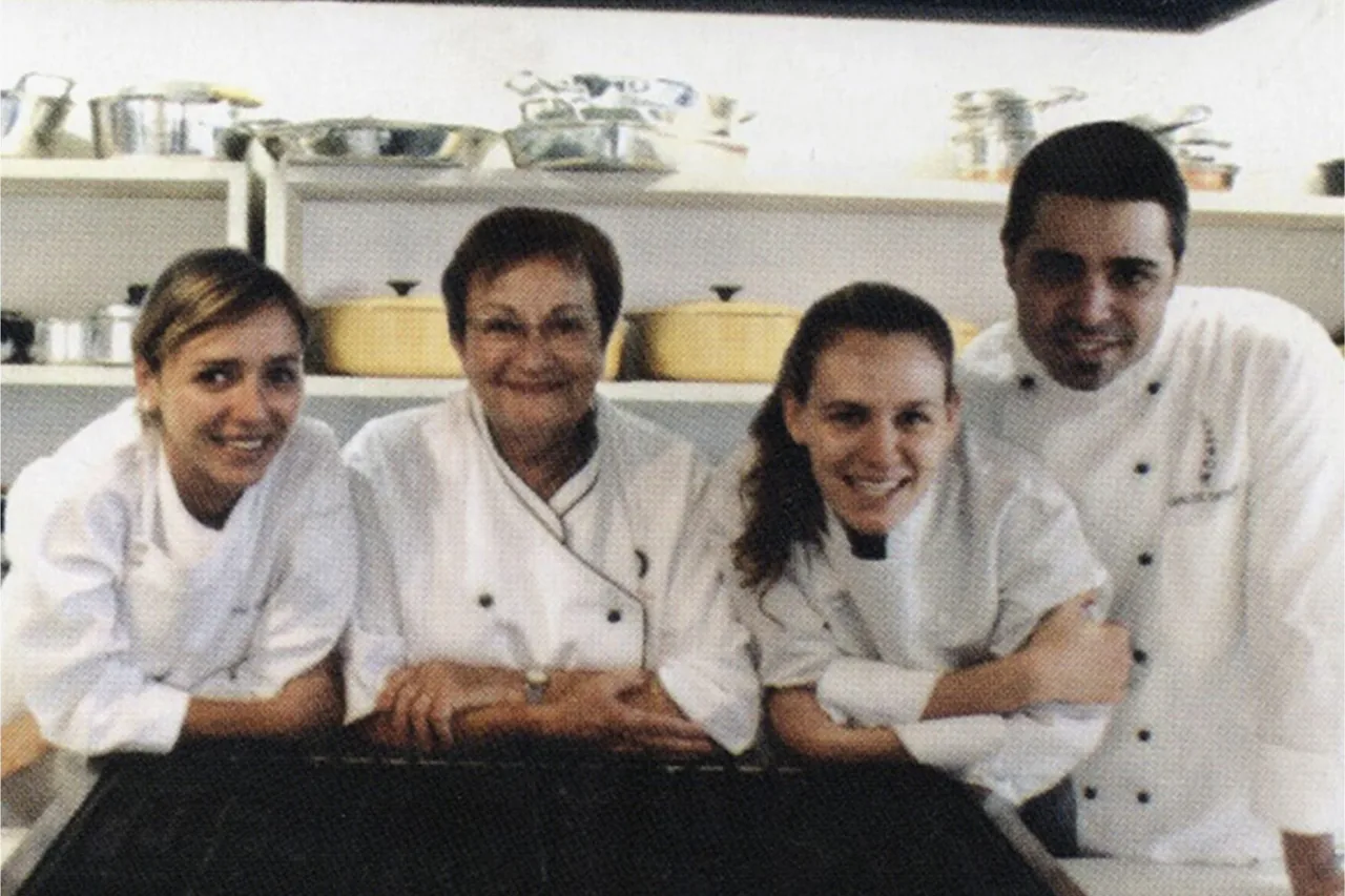 A equipe de chefs na cozinha da escola