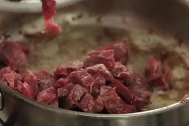 Carne indo para a panela quente