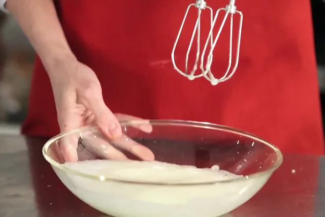 Tigela da batedeira com o creme da mousse