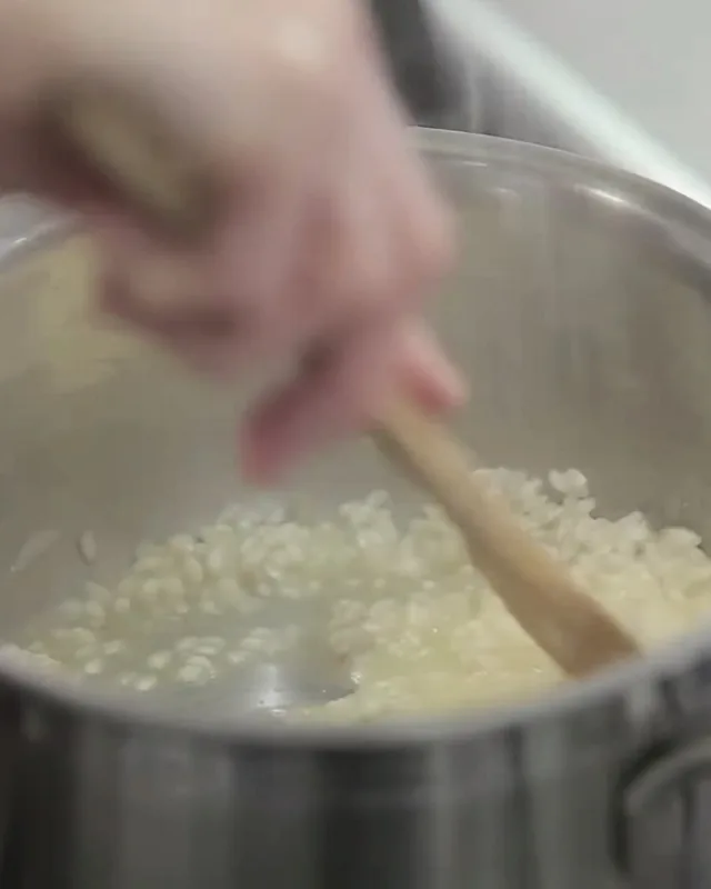 Risoto mexido com caldo quente, aos poucos