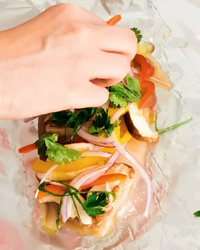 Papillote com legumes coloridos